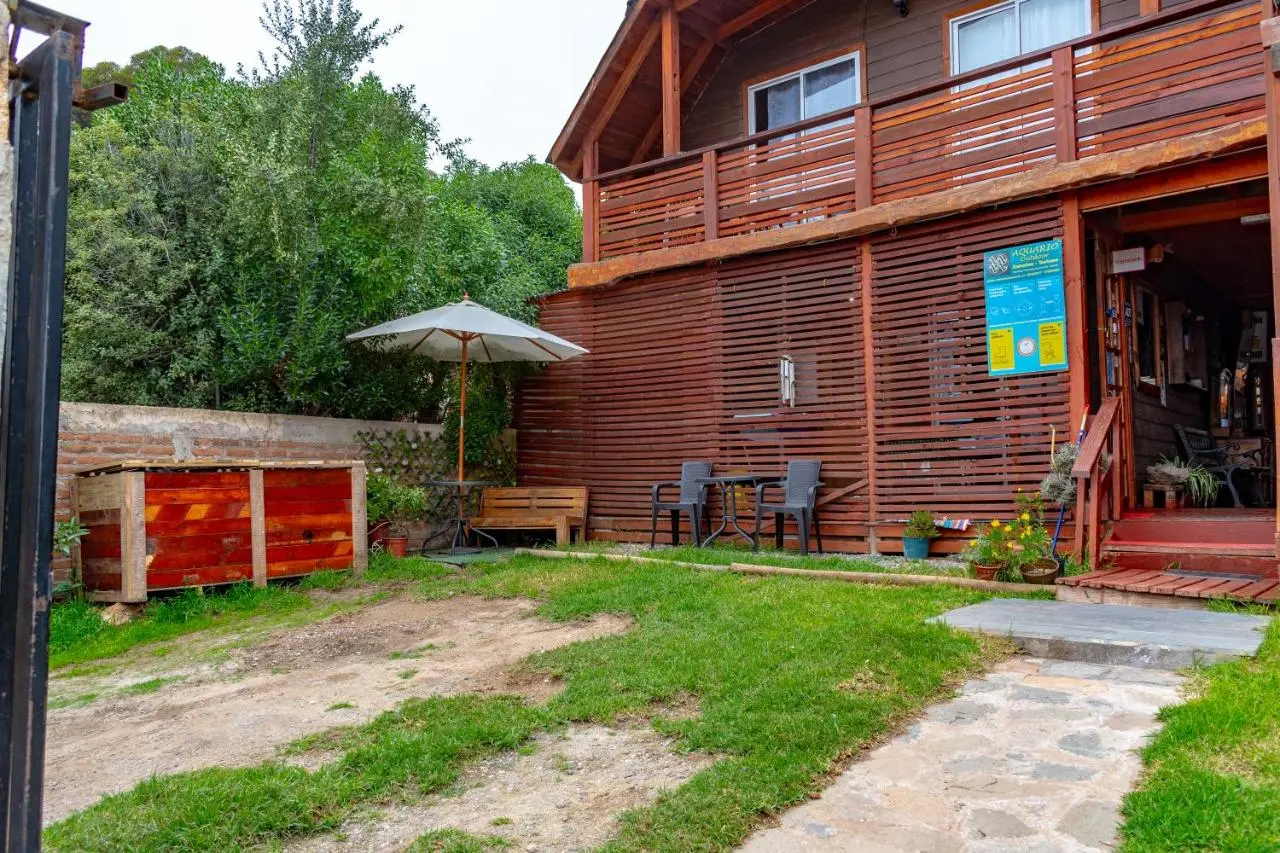 El complejo de madera con su jardín y galerías